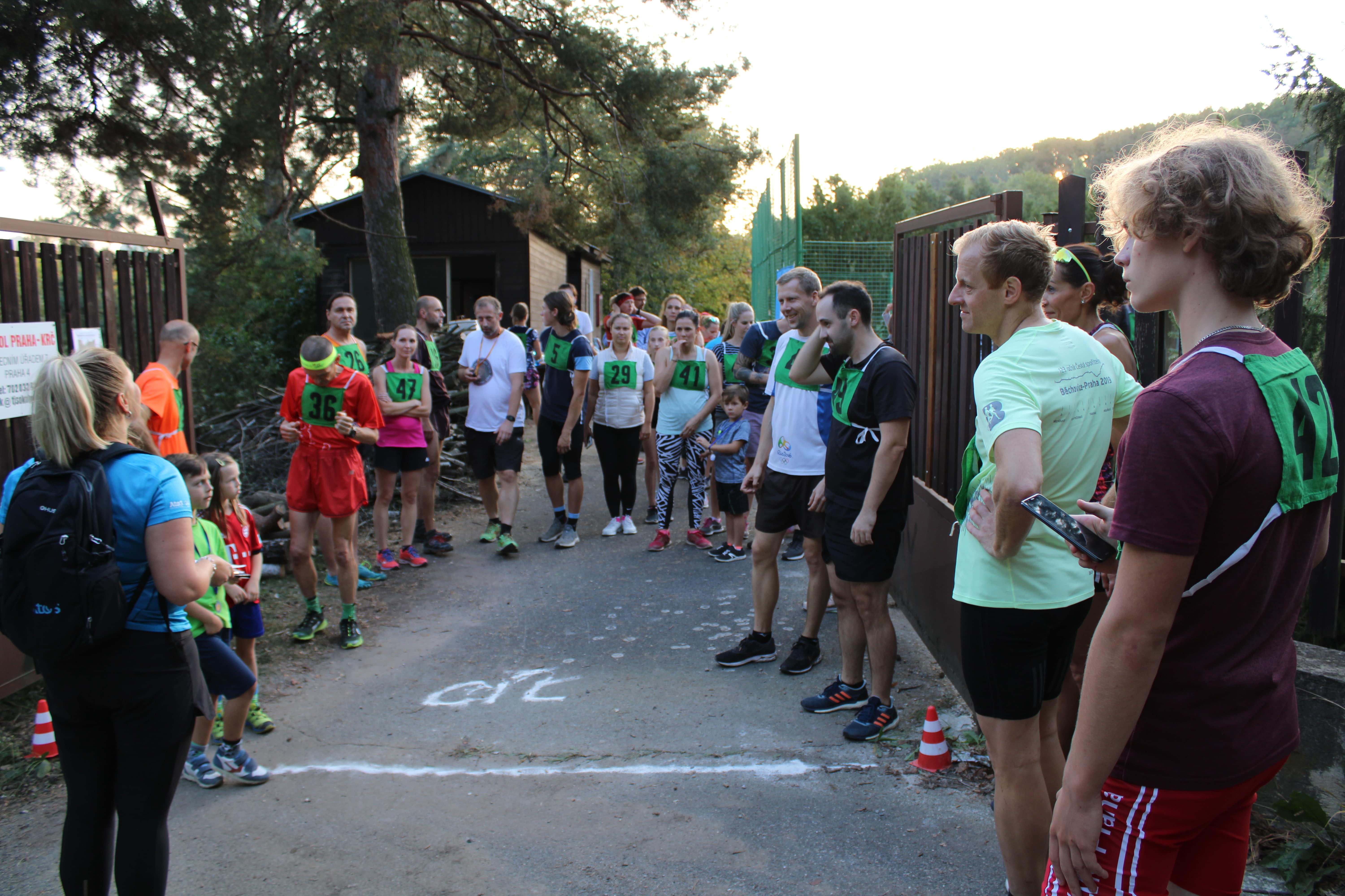 Lidi stojí na startu při firemním běhu