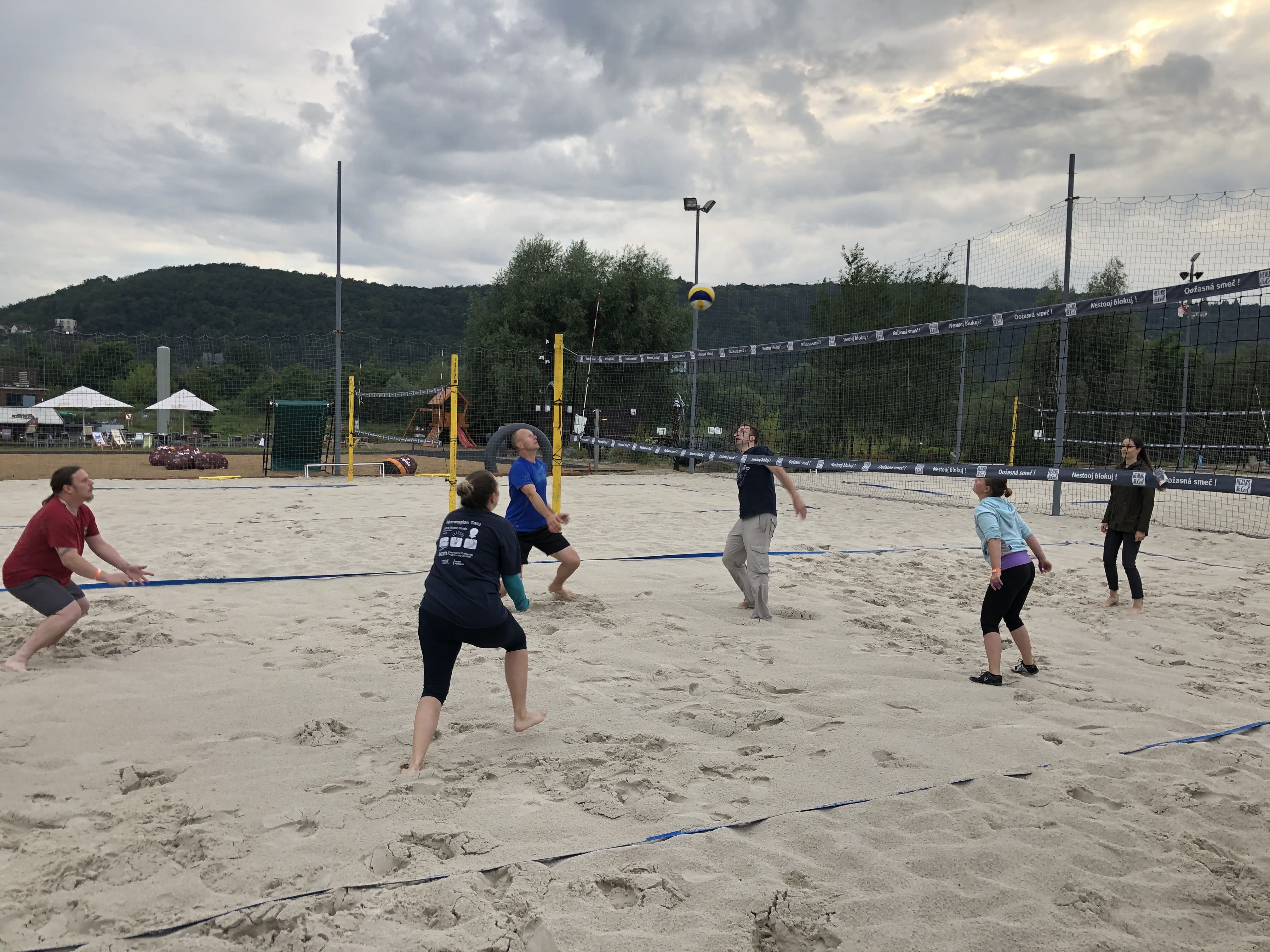 Lidi hrajíci volejbal na firemním teambuildingu